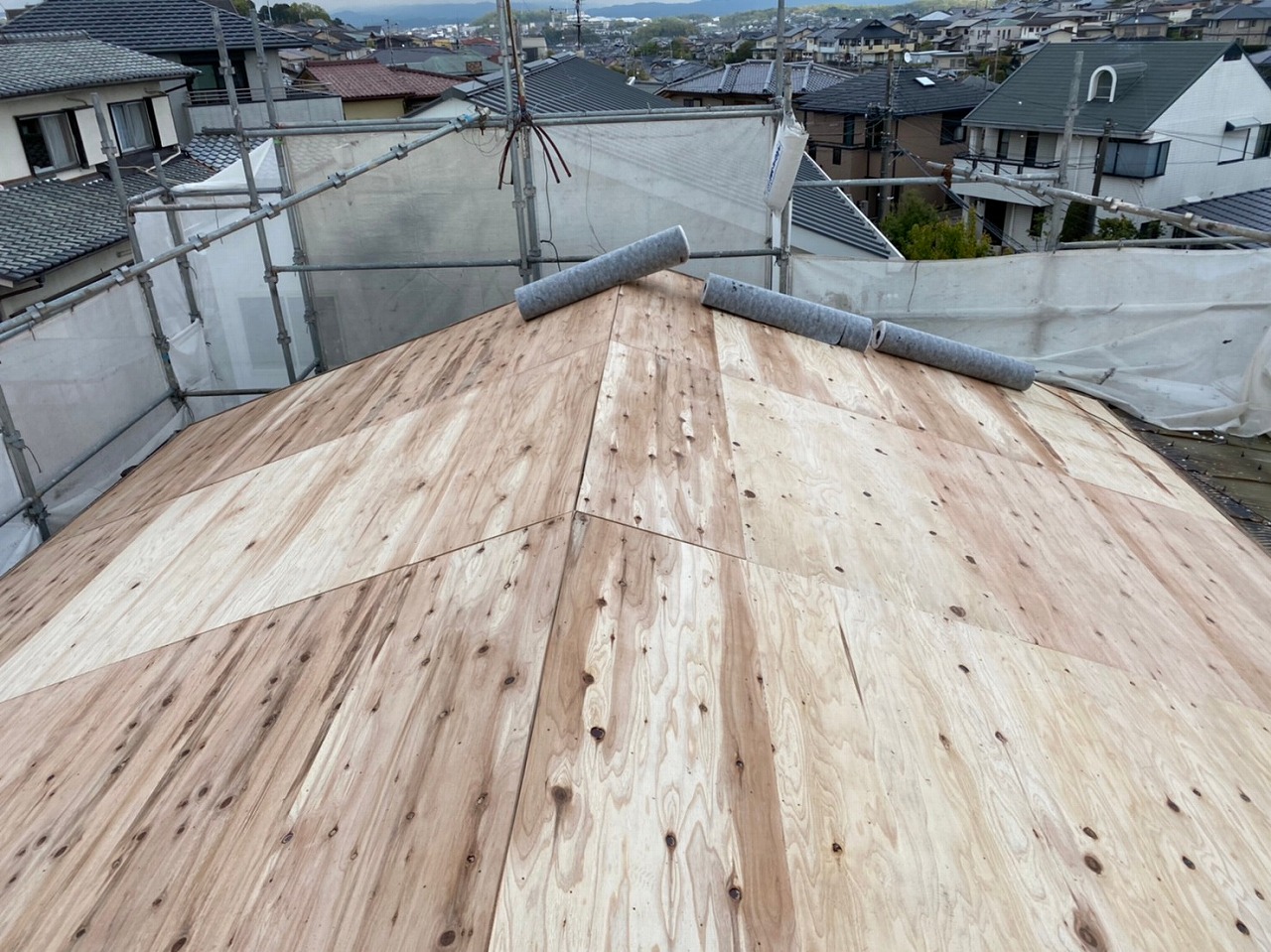 奈良市中山町の屋根に新しい野地板設置